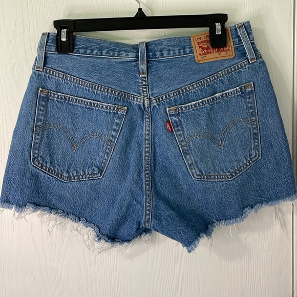 Levi's 501 NWOT Button Up Medium Wash Fringe High Rise Denim Shorts Size 28 - Picture 2 of 7